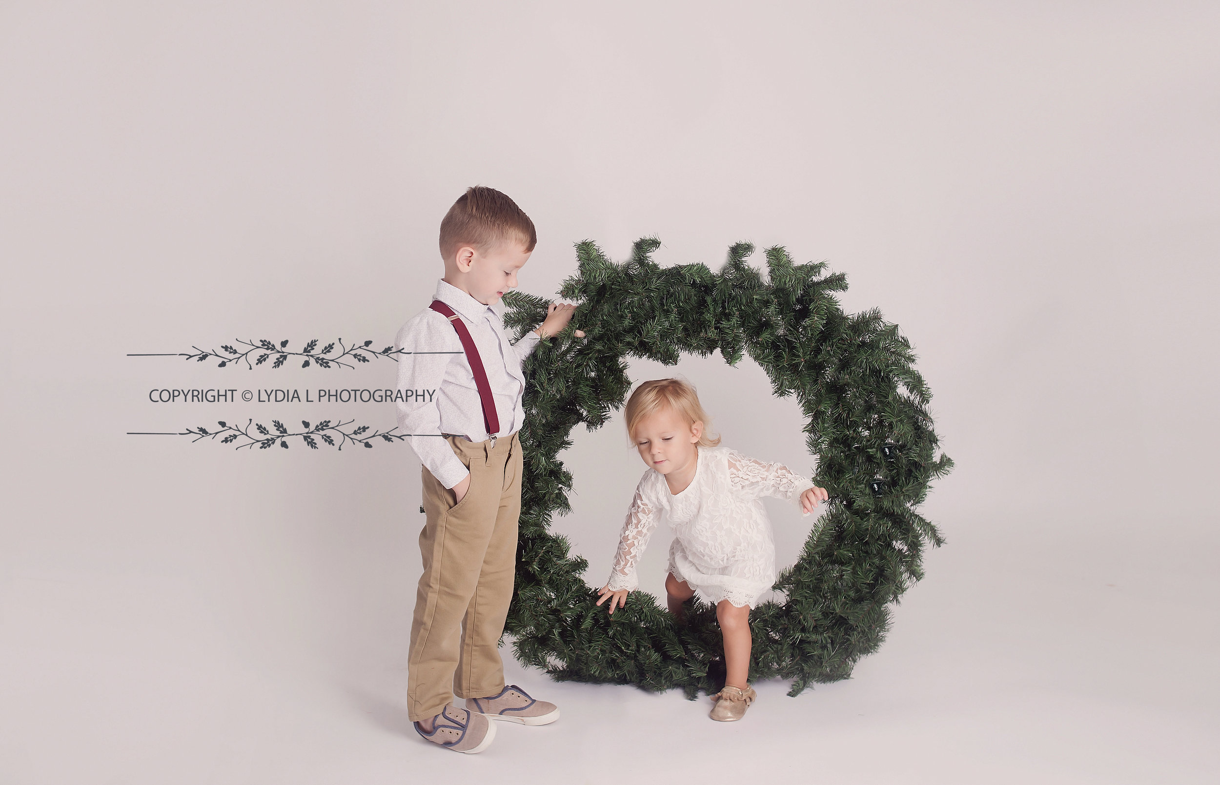 Brother and sister, wreath, Christmas, Franklin Tennessee